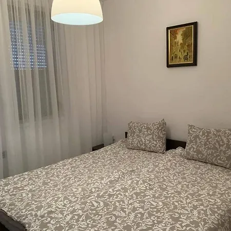 Apartment Elegant Two Bedroom - Location *