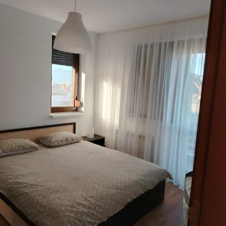 Elegant Two Bedroom - Location Apartment *