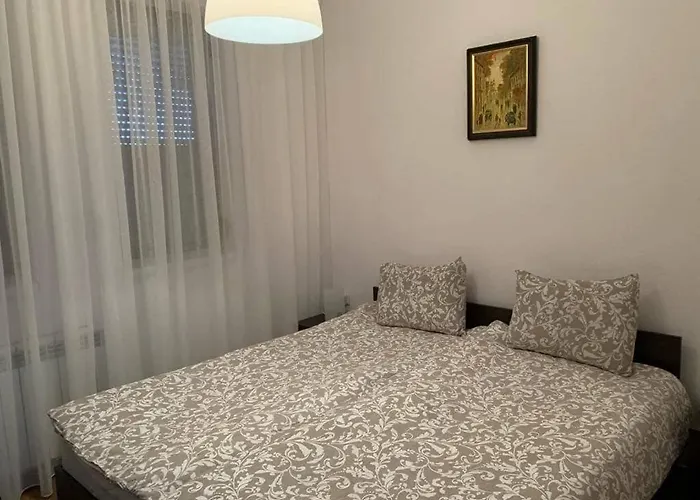 Apartment Elegant Two Bedroom - Location *