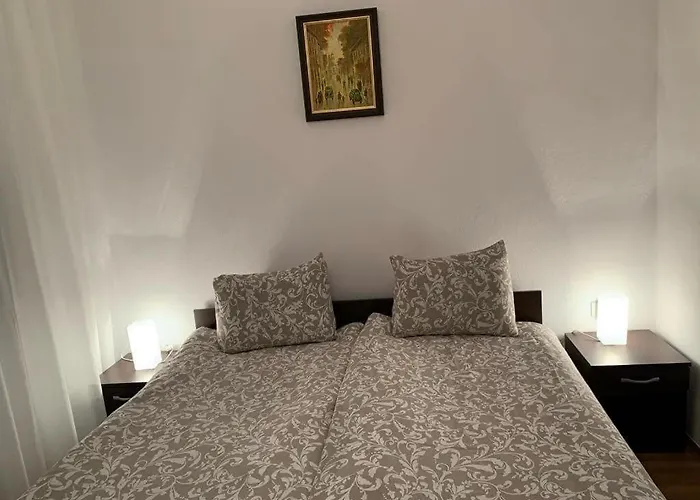 Apartment Elegant Two Bedroom - Location *