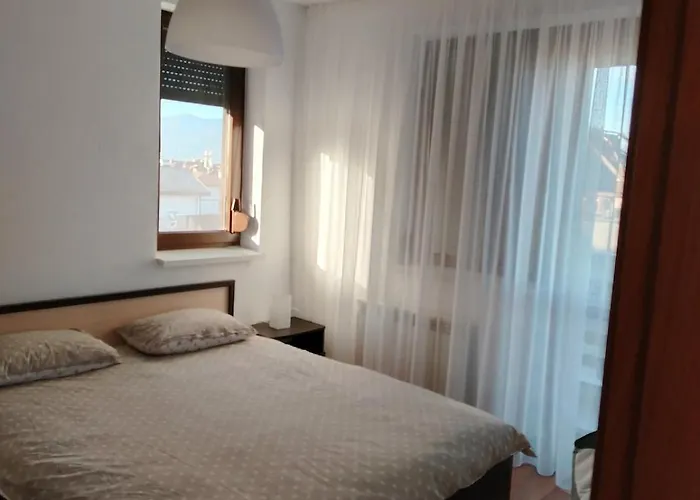 Elegant Two Bedroom - Location Apartment *